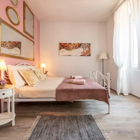 Old Romantic 3 Apartment