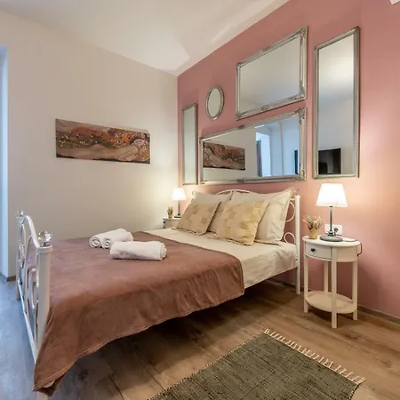 Old Romantic 3 Apartment