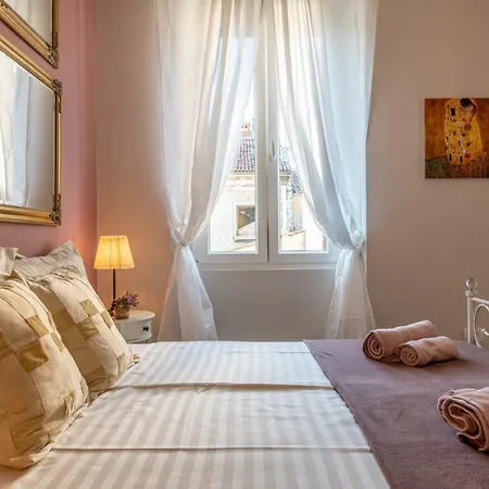 Old Romantic 3 Apartment