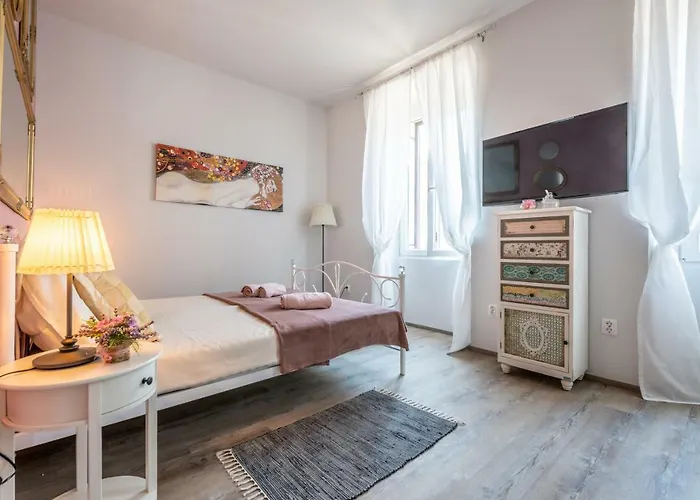 Old Romantic 3 * Pula